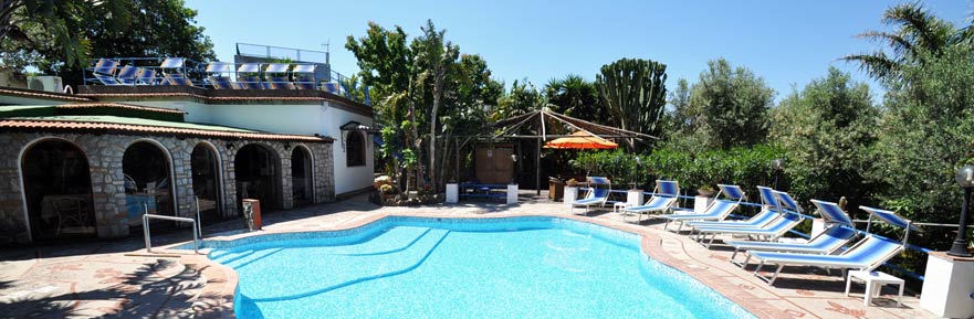 La piscina con solarium di Villa Eva Piscina e solarium Hotel a Capri